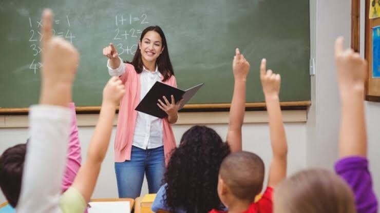 Guru: Pilar Pendidikan dan Mencetak Generasi Unggul